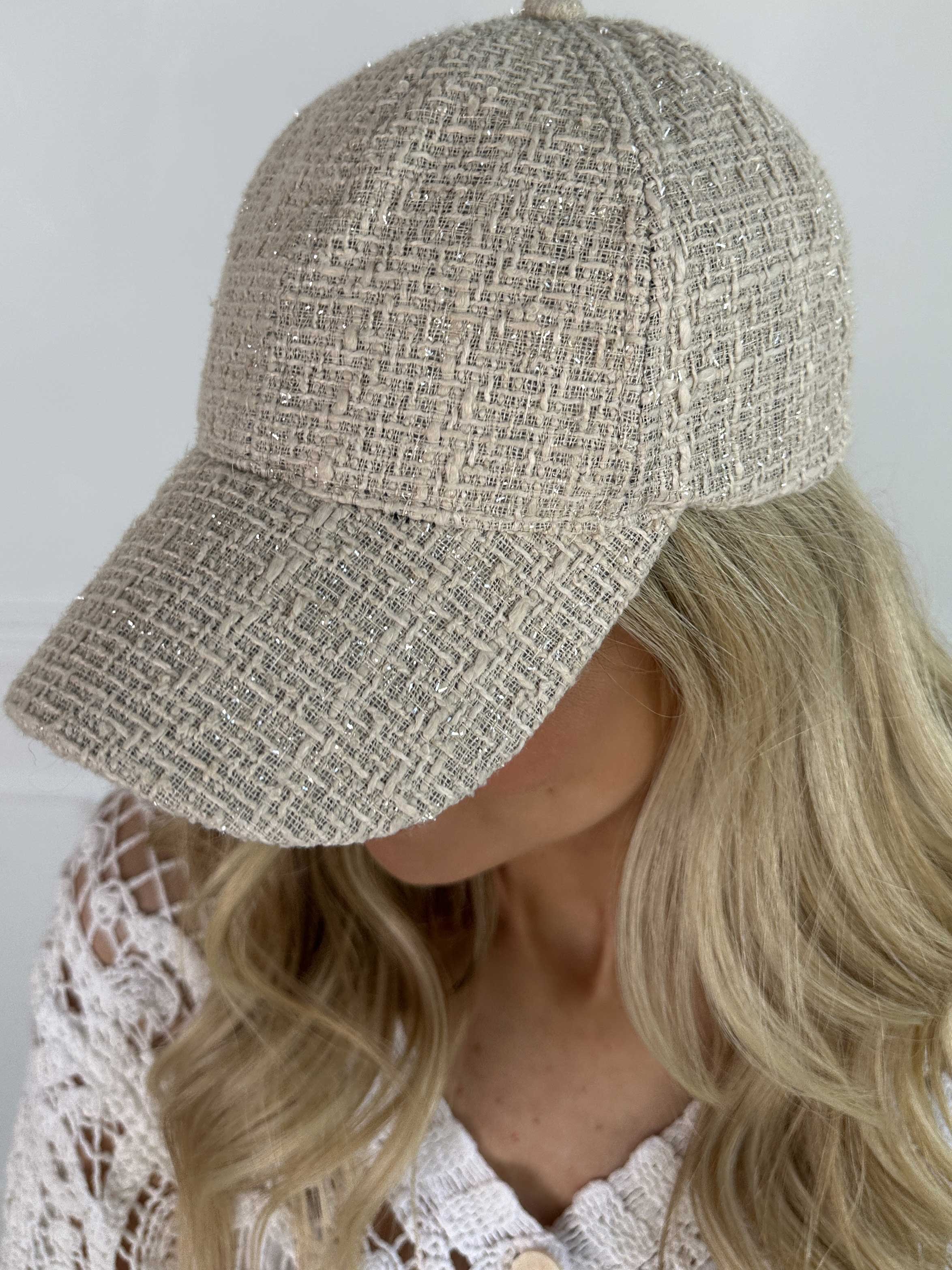 Ottilie - Keps med flätat tyg